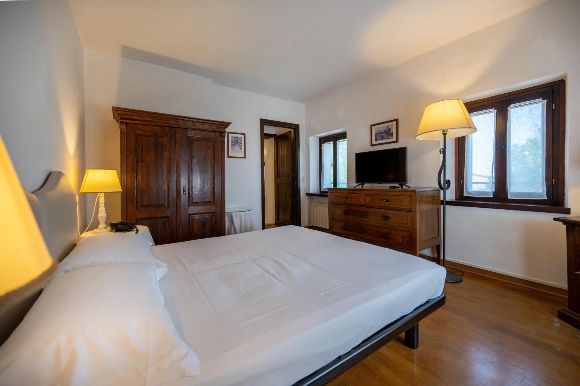 Palazzo Viviani Castello Di Montegridolfo Hotel Bilik gambar