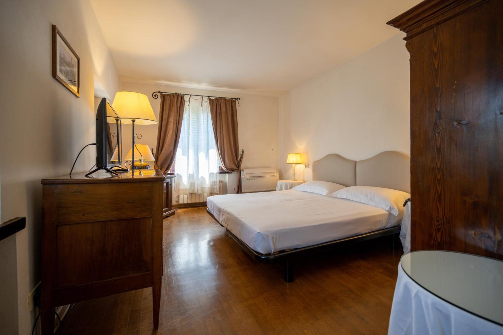Palazzo Viviani Castello Di Montegridolfo Hotel Bilik gambar